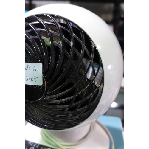 3064a - Iris Woozoo White Desk Fan With Remote (304-274) * This lot is subject to VAT