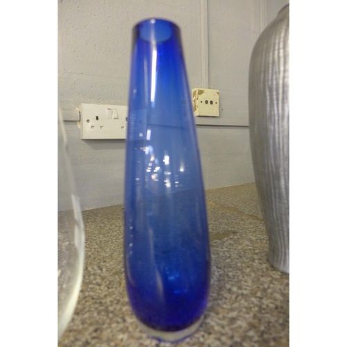 1476 - A large clear glass vase and a small blue vase