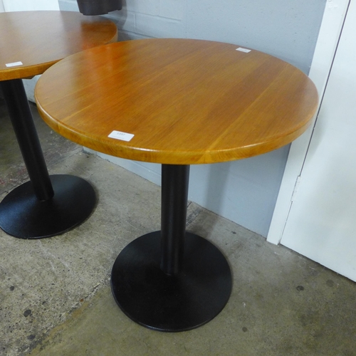 1397 - A medium circular table on metal base