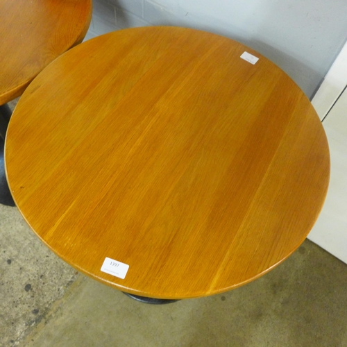 1397 - A medium circular table on metal base