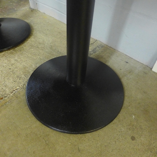 1397 - A medium circular table on metal base