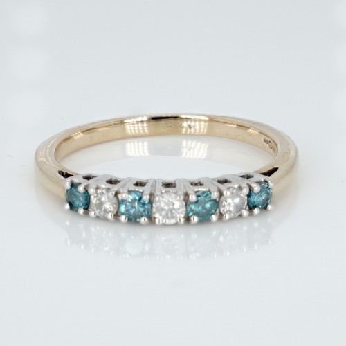 1039 - A 9ct gold seven stone two-colour diamond ring, 2.7g, S