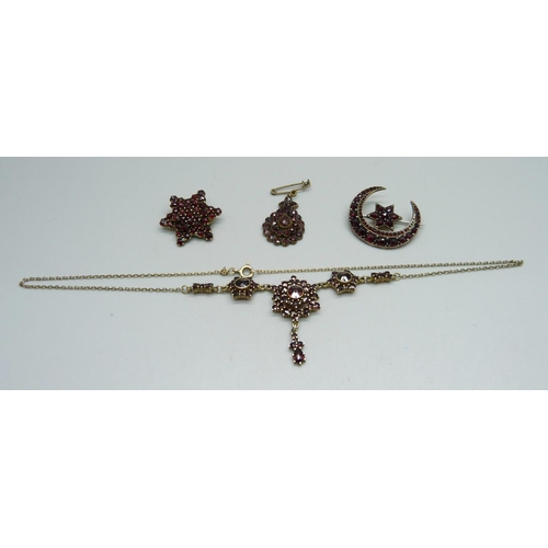 1005 - Bohemian garnet set jewellery, c1900, three brooches and a necklet