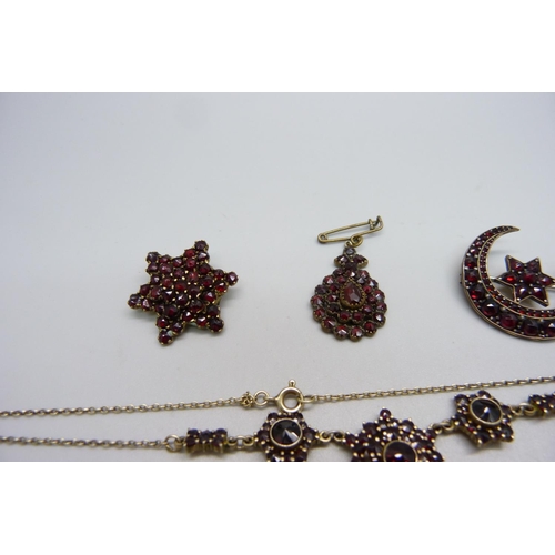 1005 - Bohemian garnet set jewellery, c1900, three brooches and a necklet