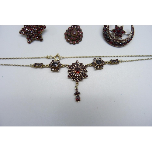 1005 - Bohemian garnet set jewellery, c1900, three brooches and a necklet