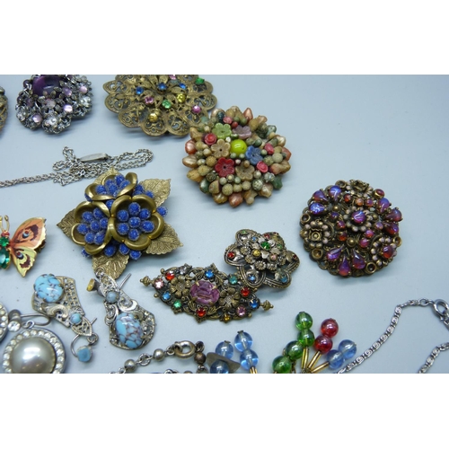 1008 - A collection of jewellery including Czech brooches