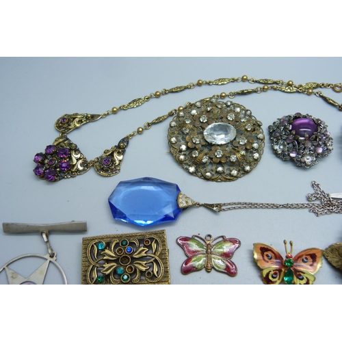 1008 - A collection of jewellery including Czech brooches