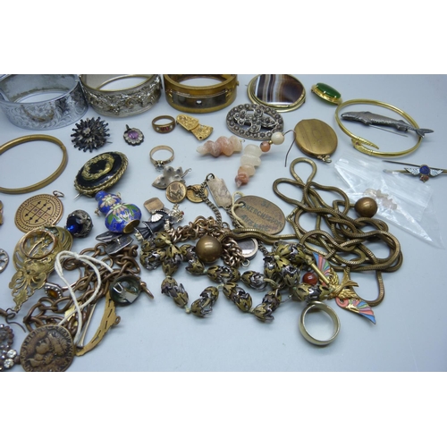 1054 - Antique costume jewellery, some a/f