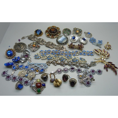 1058 - A collection of costume jewellery