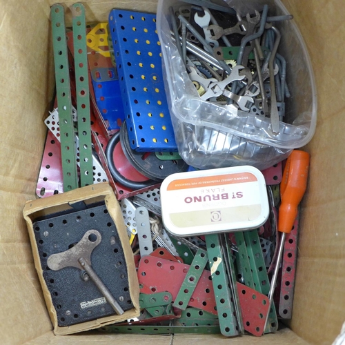 1068 - A box of mixed Meccano **PLEASE NOTE THIS LOT IS NOT ELIGIBLE FOR POSTING AND PACKING**