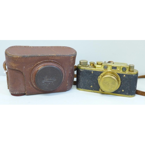 613 - A Leica brass 1923 copy camera and leather case, made in Russia