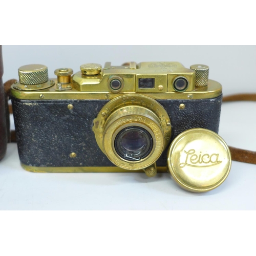 613 - A Leica brass 1923 copy camera and leather case, made in Russia