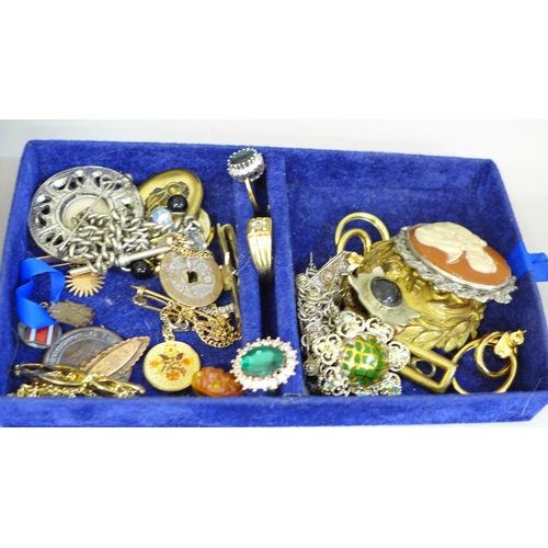 622 - A box of costume jewellery