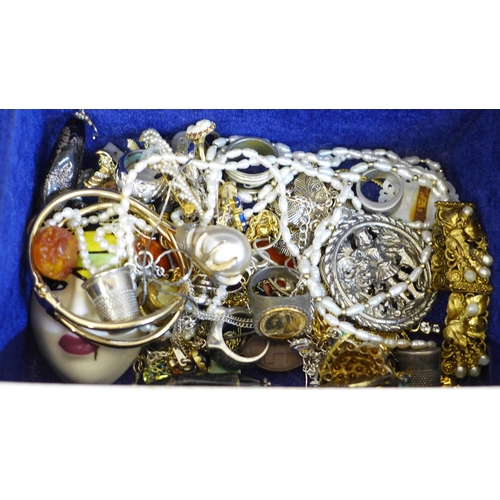 622 - A box of costume jewellery