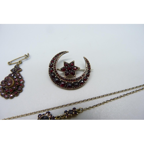 1005 - Bohemian garnet set jewellery, c1900, three brooches and a necklet