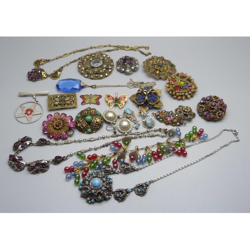 1008 - A collection of jewellery including Czech brooches