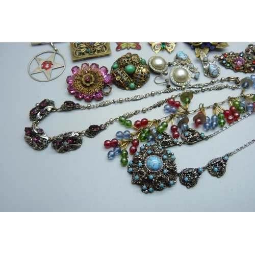 1008 - A collection of jewellery including Czech brooches