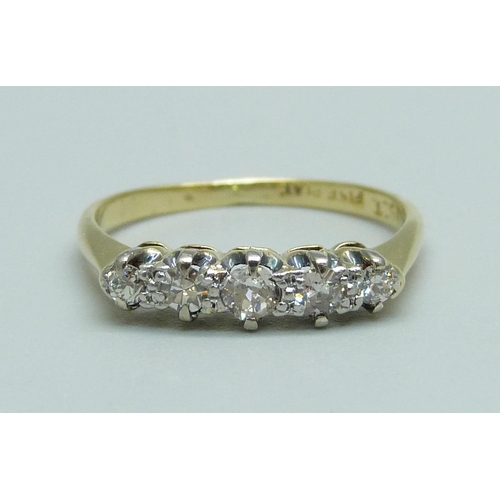 1013 - A 1970's 18ct gold and platinum set five stone diamond ring, P, 2.4g, 0.35cts of graduated diamonds