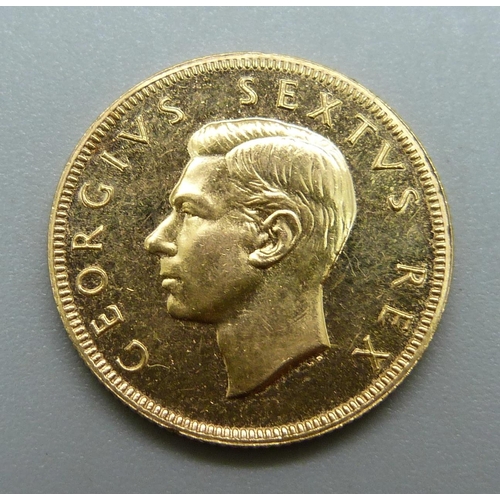 1036 - A South Africa 1952 £1 gold coin, 8g