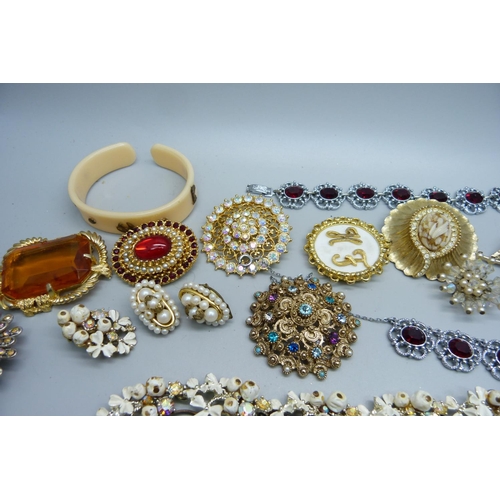 1053 - Vintage costume jewellery