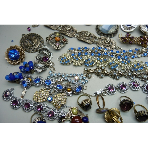 1058 - A collection of costume jewellery