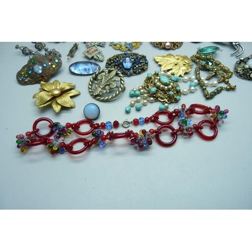 1062 - A collection of Czech brooches and a necklace