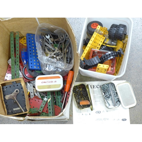 1068 - A box of mixed Meccano **PLEASE NOTE THIS LOT IS NOT ELIGIBLE FOR POSTING AND PACKING**