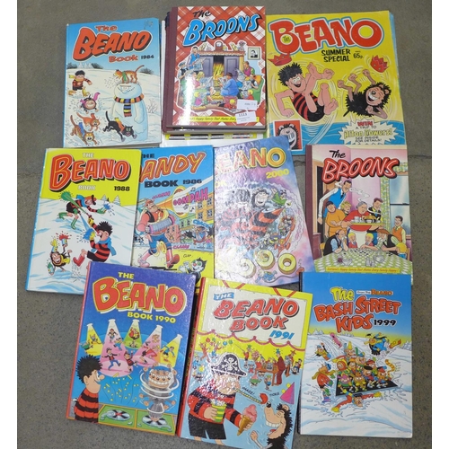 1113 - Annuals including Beano, The Broons, Oor Willie and some comics **PLEASE NOTE THIS LOT IS NOT ELIGIB... 