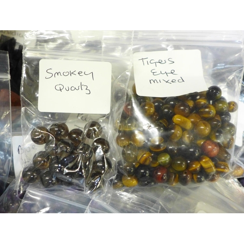 659 - A collection of gemstones, including tigers eye, amethyst, onyx, agate, jasper, hematite, quartz, et... 