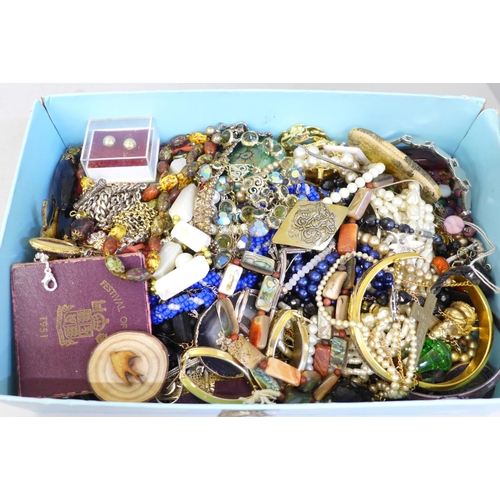 670 - A box of costume jewellery