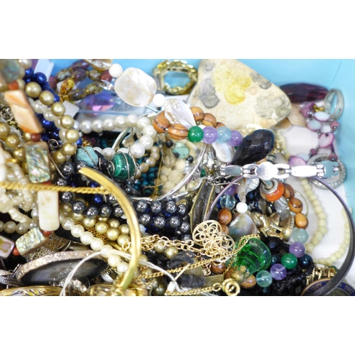 670 - A box of costume jewellery