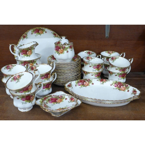 689 - Royal Albert Old Country Roses teawares, fourteen cups and saucers, eleven tea plates, etc.  **PLEAS... 