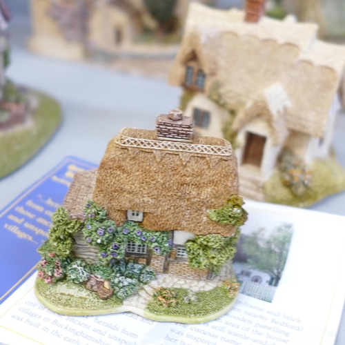 719 - Nine Lilliput Lane cottages including Brewn Bach, Catch a Cold and Stone Cottage, boxed and other Li... 