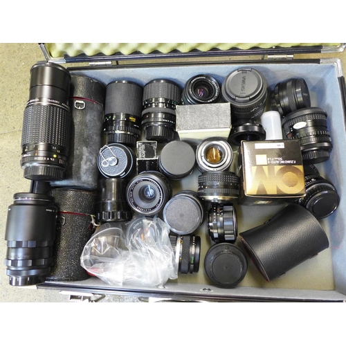 725 - A camera case with nineteen camera lenses