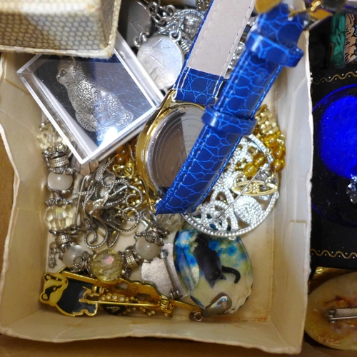 727 - Costume jewellery, Gary Patterson cat badges and watches