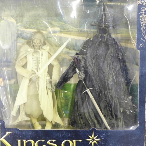 737 - Two Lord of the Rings sets; Pelennor Fields and Kings of Middle Earth