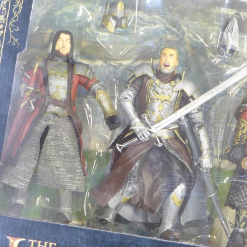 737 - Two Lord of the Rings sets; Pelennor Fields and Kings of Middle Earth