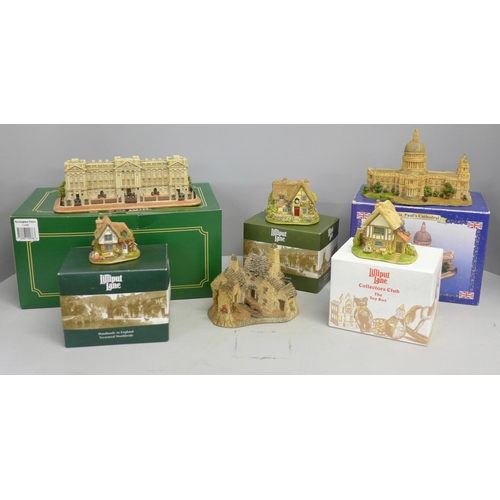 781A - A collection of Lilliput Lane cottages including Buckingham Palace, Grandma's and Grandpa's, Hickory... 