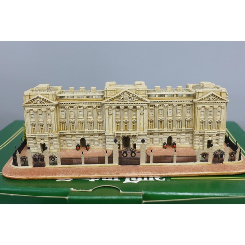 781A - A collection of Lilliput Lane cottages including Buckingham Palace, Grandma's and Grandpa's, Hickory... 