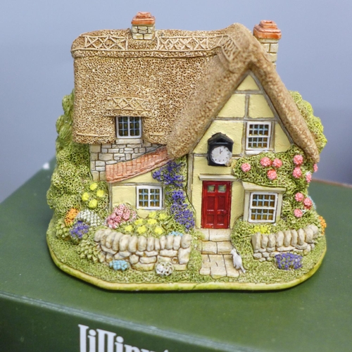 781A - A collection of Lilliput Lane cottages including Buckingham Palace, Grandma's and Grandpa's, Hickory... 