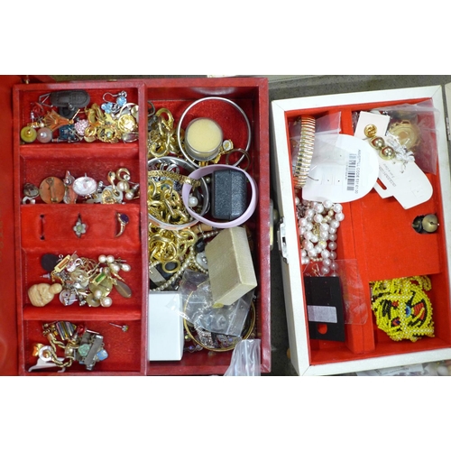 789 - A box containing a large quantity of fashion and vintage jewellery