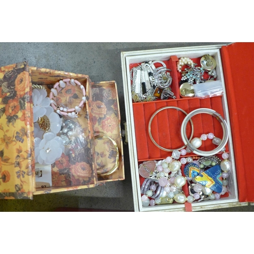 789 - A box containing a large quantity of fashion and vintage jewellery