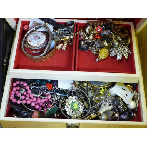 789 - A box containing a large quantity of fashion and vintage jewellery