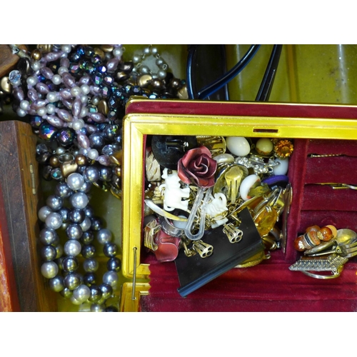 789 - A box containing a large quantity of fashion and vintage jewellery