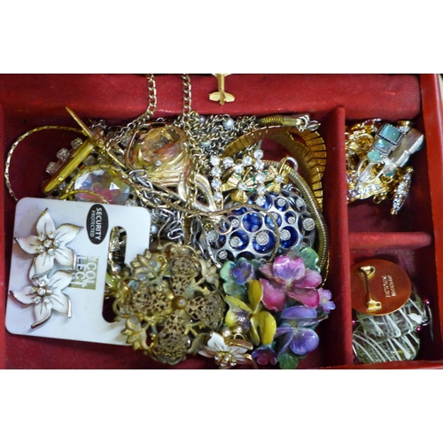 789 - A box containing a large quantity of fashion and vintage jewellery