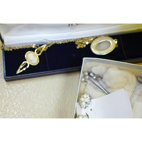 789 - A box containing a large quantity of fashion and vintage jewellery