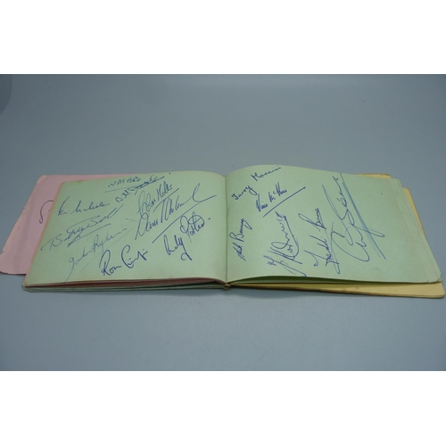 824 - An autograph book, mainly Sport, 1950s and 1960s, Surrey, Sussex, India 1959, Johnny Kwango, Billy T... 