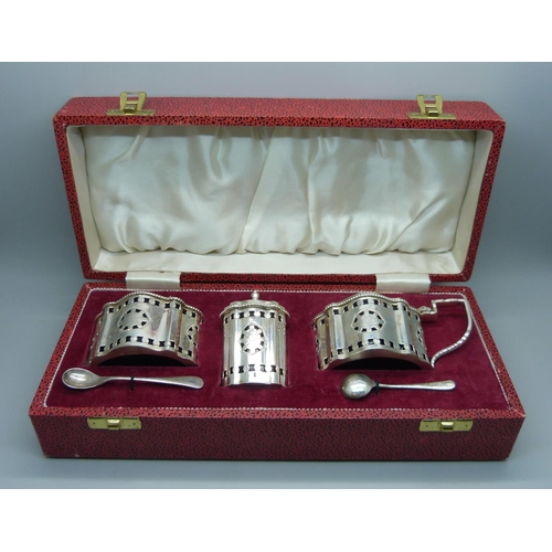 838 - A silver cruet set, Birmingham 1973, 237g, in a fitted case