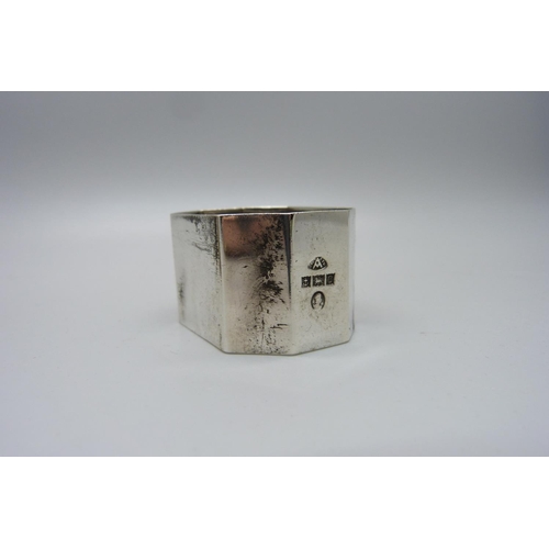 847 - An Elizabeth II 1952 commemorative silver napkin ring with crown detail, Birmingham 1952, Adie Bros.... 