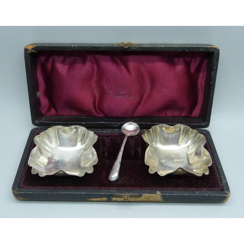 852 - A pair of silver salts, Birmingham 1897, cased, and one silver salt spoon, 32g